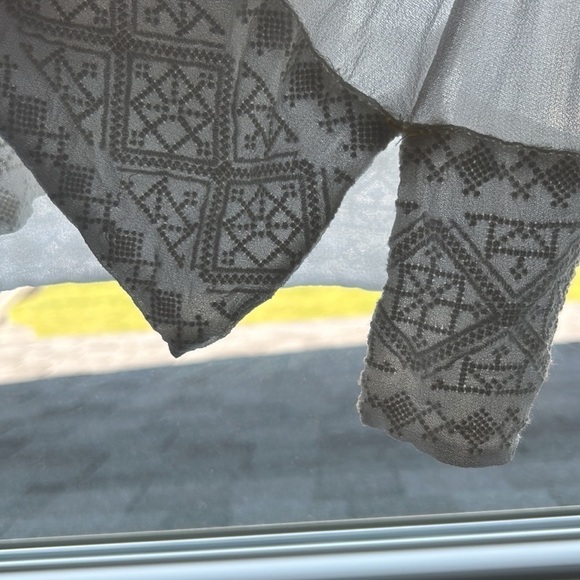 Summer sheer 3/4 sleeve Chicos Size 2 Embroidery overlay Vneck summer top - Picture 9 of 15